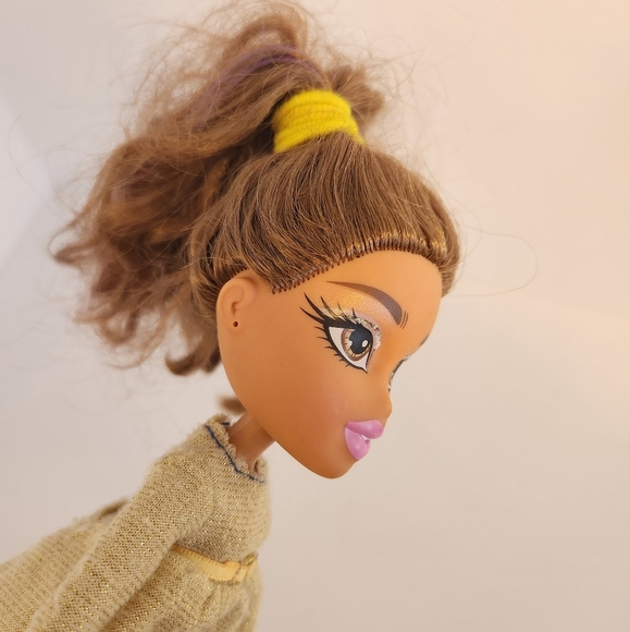 BRATZ Doll Snowkissed Yasmin Brown Purple Hair Glitter Brown Eyes Metallic dress - Picture 4 of 8
